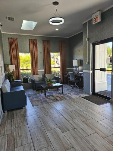 Χώρος καθιστικού στο Quality Inn near Blue Spring