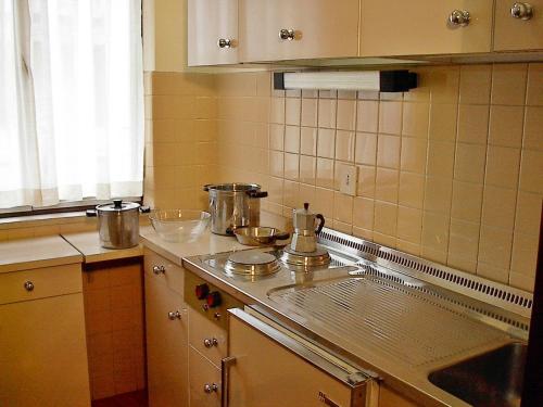 kuchnia ze zlewem i blatem w obiekcie Albergo Residence Italia Vintage Hotel w mieście Pordenone