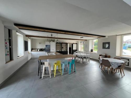 a kitchen and dining room with a table and chairs at Spacieuse maison de vacances à Saint-Aubin avec 5 chambres in Saint-Aubin
