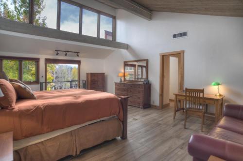 Ένα ή περισσότερα κρεβάτια σε δωμάτιο στο Tamarron Gambel Oak 703