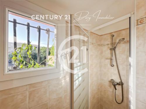 La salle de bains est pourvue d'une douche et d'une fenêtre. dans l'établissement Maison avec jardin proche de la plage, à Calvi