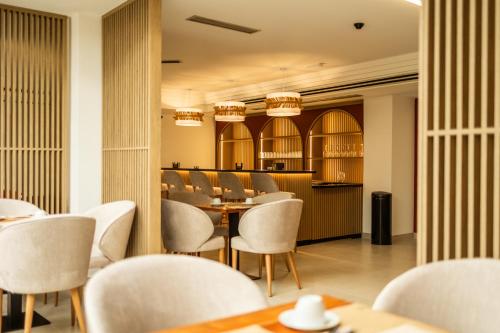 a dining room with a table and chairs at Hotel El Tujjar in Los Barrios