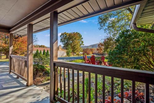 Peaceful Mtn View- Hot Tub- Fire Pit- Pets- Pond photo 8