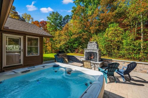 een jacuzzi in de achtertuin met stoelen en een open haard bij Peaceful Mtn View- Hot Tub- Fire Pit- Pets- Pond in Sevierville