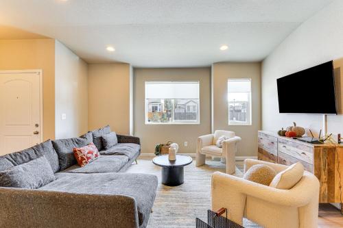 Televisyen dan/atau pusat hiburan di 10 Mi to Fort Carson Newly Built Townhome!