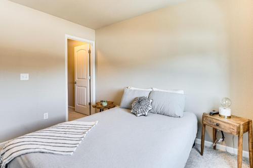 Katil atau katil-katil dalam bilik di 10 Mi to Fort Carson Newly Built Townhome!