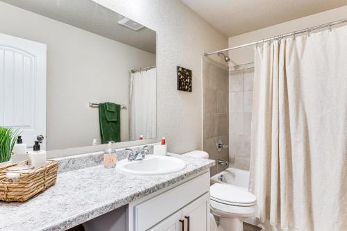 Bilik mandi di 10 Mi to Fort Carson Newly Built Townhome!