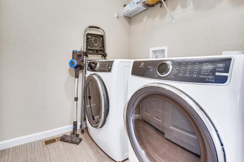 Gambar di galeri bagi 10 Mi to Fort Carson Newly Built Townhome! di Fountain