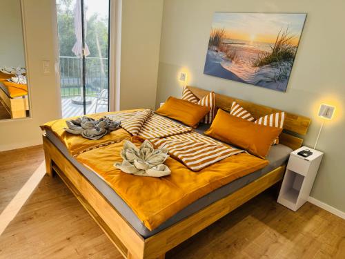 a bedroom with a large bed with flowers on it at 8 Personen Ferienhaus ,,Seegelblick" am Goitzschesee, erste Reihe am Strand mit Sauna, Kamin, Wallbox & SUP in Pouch