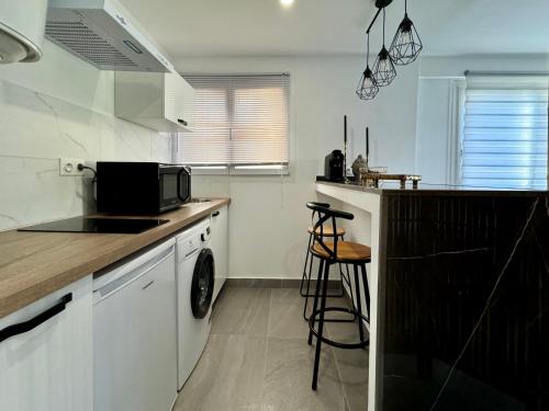 La cuisine est équipée d'un comptoir, d'un évier et d'un four micro-ondes. dans l'établissement Studio de 30m2 - À 5min du centre, à Cannes