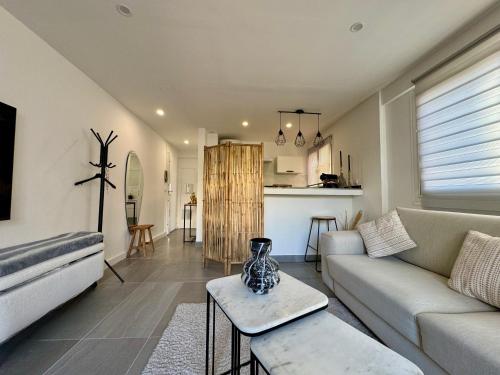 un salon avec un canapé et une table dans l'établissement Studio de 30m2 - À 5min du centre, à Cannes