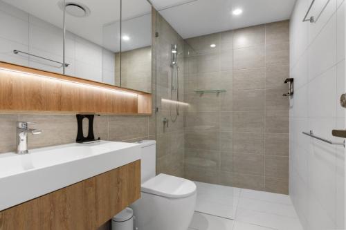 ゴールドコーストにあるThe Horizon - Brand NEW Casino 43F Luxury 2BR unit in Broadbeach with Pool Gym Netflixのトイレ、洗面台、シャワー付きのバスルーム