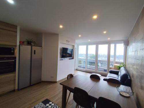 un salon avec un canapé et une table dans l'établissement 3 Chambres 3 Salles de bain Vue panoramique Lyon, à Lyon