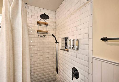 eine weiß geflieste Dusche mit Duschvorhang im Bad in der Unterkunft Cozy and Cute! in Palm Coast