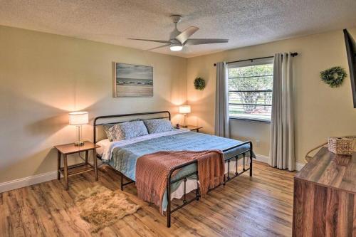 ein Schlafzimmer mit einem Bett und zwei Lampen und einem Fenster in der Unterkunft Cozy and Cute! in Palm Coast