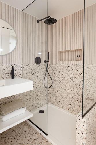 une salle de bain avec douche et lavabo dans l'établissement Brand New Design Flat - Vendôme, à Paris