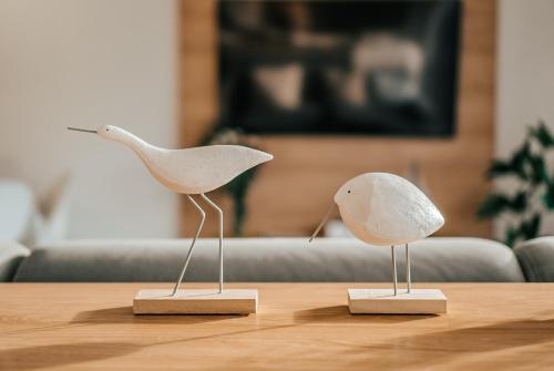 two sculptures of birds sitting on a table at Balans nad Jeziorem in Ślesin