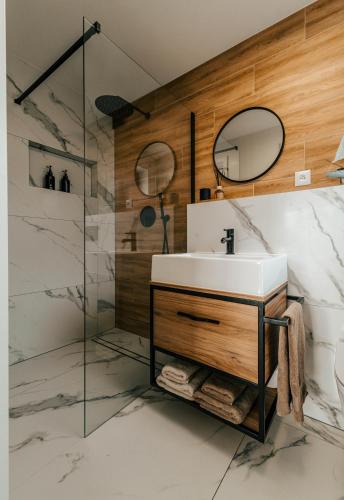 a bathroom with a sink and a mirror at Balans nad Jeziorem in Ślesin