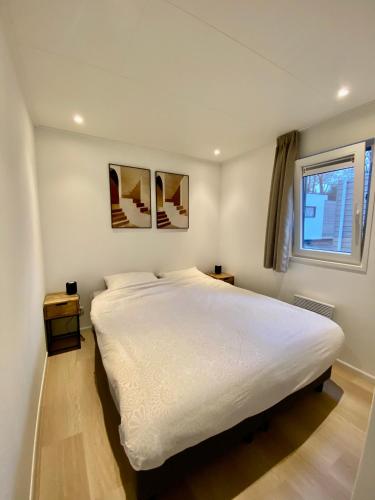 Giường trong phòng chung tại Natuurlijk huisje Sallandse Heuvelrug