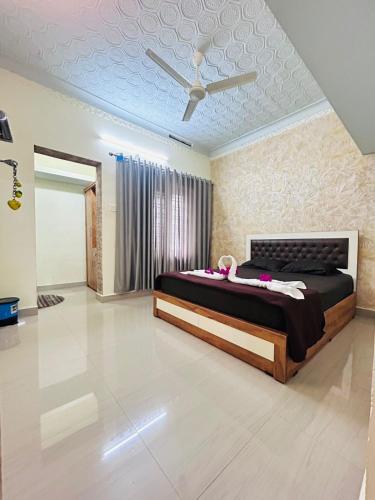 a bedroom with a bed and a ceiling at Wild Villa Homestay in Sultan Bathery