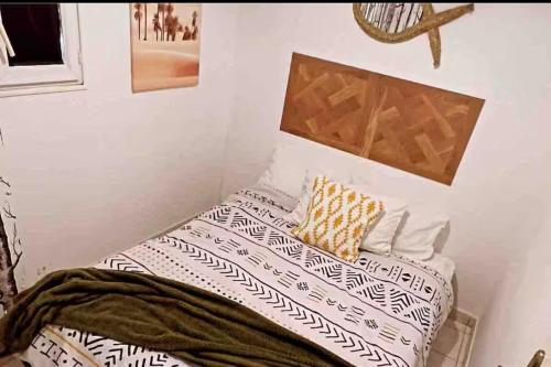 En eller flere senge i et værelse på Maison de vacances spa