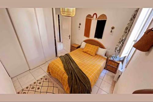 En eller flere senge i et værelse på Maison de vacances spa