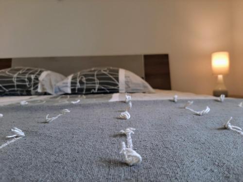 un groupe d'oiseaux qui roulent sur un lit dans l'établissement Le Petit Bonheur - Havre de paix au milieu de la nature, à Port-Sainte-Marie