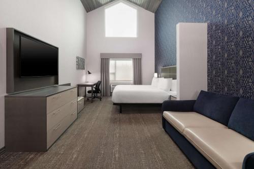 Ένα ή περισσότερα κρεβάτια σε δωμάτιο στο Best Western Plus Prince George