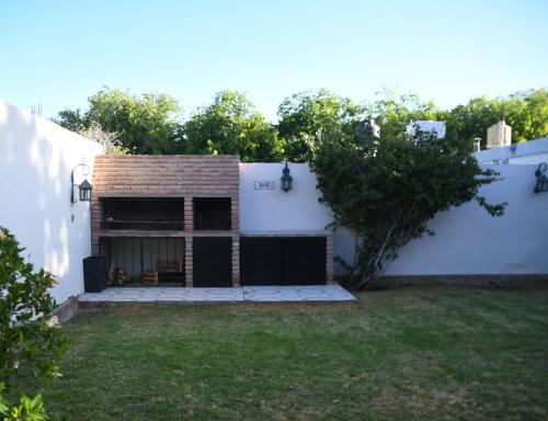 a backyard with a brick building and a yard at Casa capital in San Juan