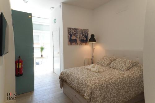 Un dormitorio con una cama con dos velas encima. en Casa de Huespedes Carabanchel2, en Madrid