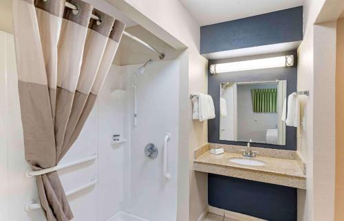 Koupelna v ubytování Extended Stay America Select Suites - Odessa