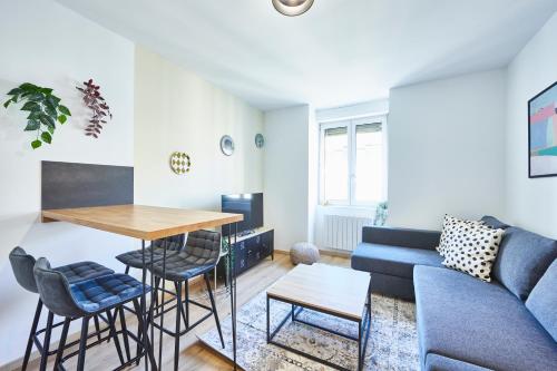un salon avec un canapé et une table dans l'établissement BE-4G - Appartement F2 pour 1-2 pers au 4ème étage au centre de Mulhouse, à Mulhouse