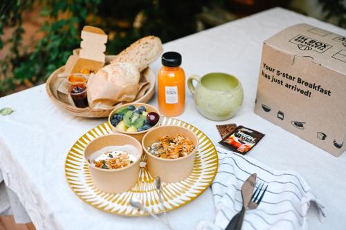 Una mesa con dos tazones de comida y una caja. en Lisbon Best Choice Prime Apartments Alfama, en Lisboa