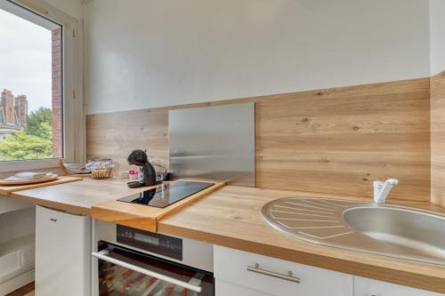 une cuisine avec un évier et un plan de travail dans l'établissement Saint Maur F2 beau logement entier, à Rouen