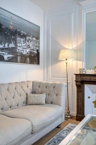 un salon avec un canapé et une cheminée dans l'établissement Bérénice élégant F3 avec emplacement privilégié, à Rouen