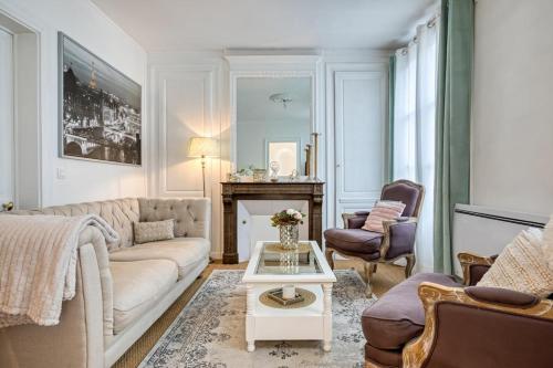 un salon avec un canapé et une table dans l'établissement Bérénice élégant F3 avec emplacement privilégié, à Rouen