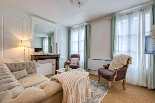 un salon avec un canapé et une chaise dans l'établissement Bérénice élégant F3 avec emplacement privilégié, à Rouen