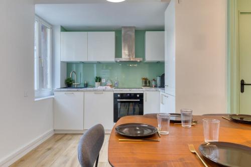 une cuisine avec une table en bois et un astérisque en bois dans l'établissement Trixie jolie maison avec jardin, à Rouen