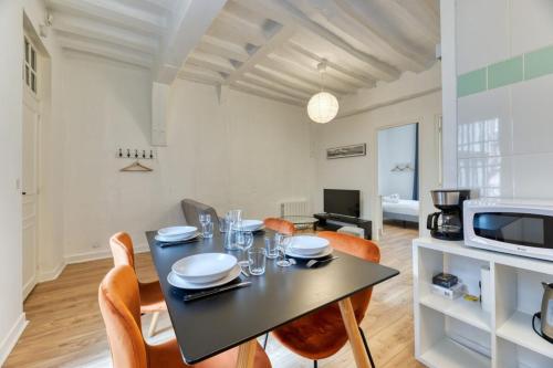 une salle à manger et un salon avec une table et des chaises dans l'établissement Damien votre F3 2 chambres terrasse à Rouen, à Rouen