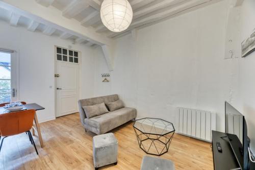 un salon avec un canapé et une table dans l'établissement Damien votre F3 2 chambres terrasse à Rouen, à Rouen