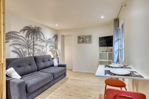 un salon avec un canapé et une table dans l'établissement Antoine joli studio gare de Rouen !, à Rouen