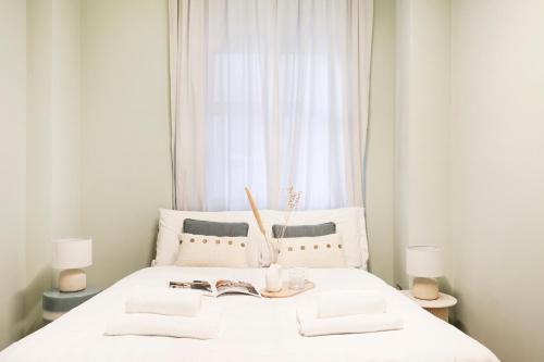 Un dormitorio con una cama blanca con dos libros. en Easylife - Milano - Unione 2 - Duomo, en Milán