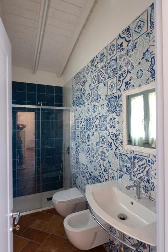 a bathroom with two toilets and a sink and a shower at L' Elicriso in Marciana