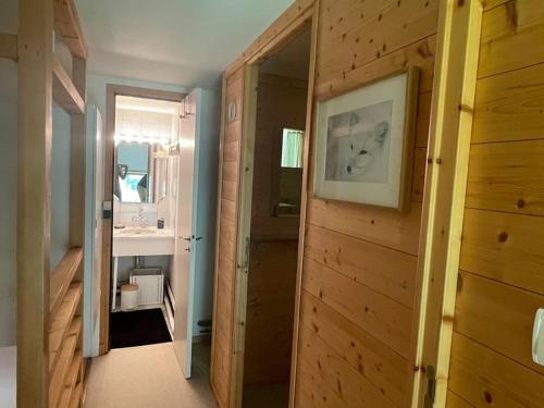 une salle de bain avec un lavabo et un miroir dans l'établissement Duplex 4 personnes, à Chamonix-Mont-Blanc