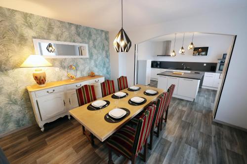 a kitchen and dining room with a table and chairs at Gîte Le Ruisseau in Mackenheim