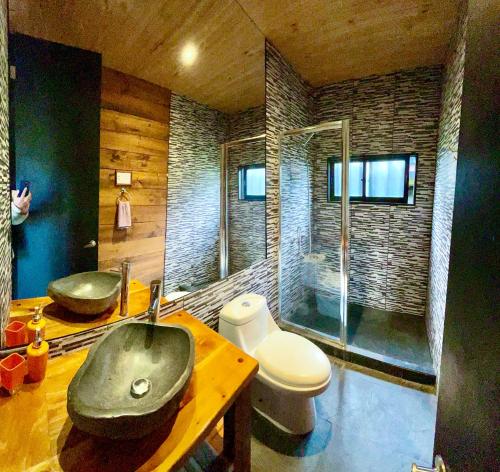 ピチレムにあるSurfproの洗面台、シャワー、トイレ付きのバスルーム