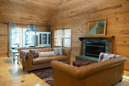 Ruang duduk di Hidden Honey Hole Cabin