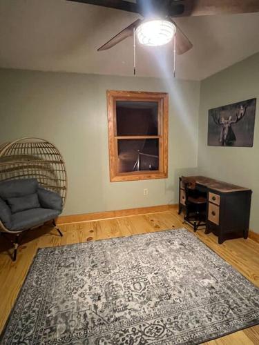 Ruang duduk di Hidden Honey Hole Cabin