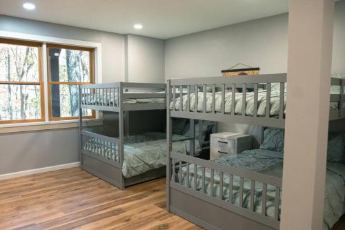 Katil atau katil-katil dalam bilik di Hidden Honey Hole Cabin