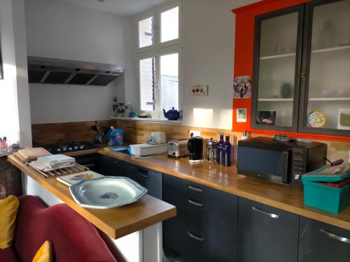 une cuisine avec des armoires bleues et un comptoir dans l'établissement Appartement ancien entièrement rénové plein sud, à Dieppe